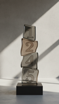 Escultura numerada en vidrio ahumado